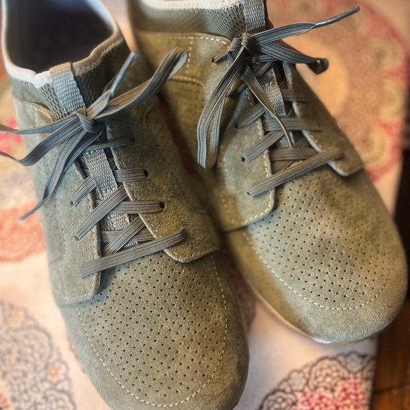 Dansko cozette Green Suede Lace-Up women’s size 41 or 10 Sneakers! - Picture 1 of 7
